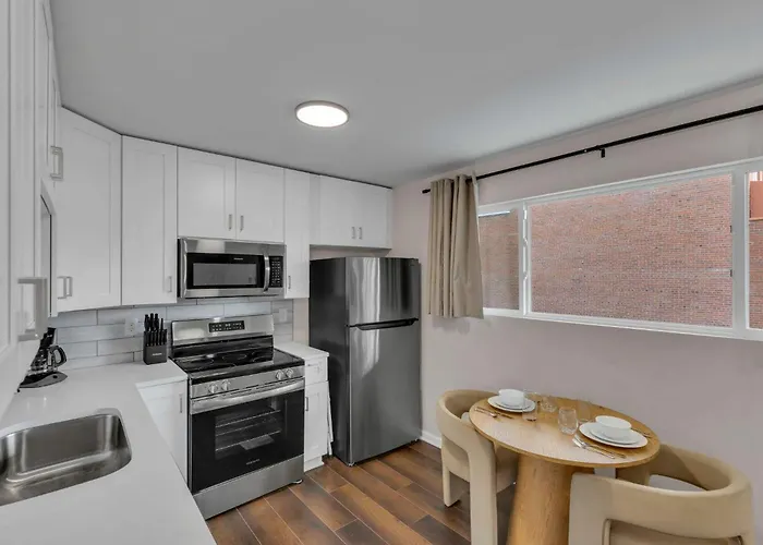 Bright Walkable Olde Towne East Parking *