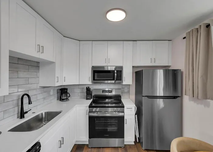 Bright Walkable Olde Towne East Parking *